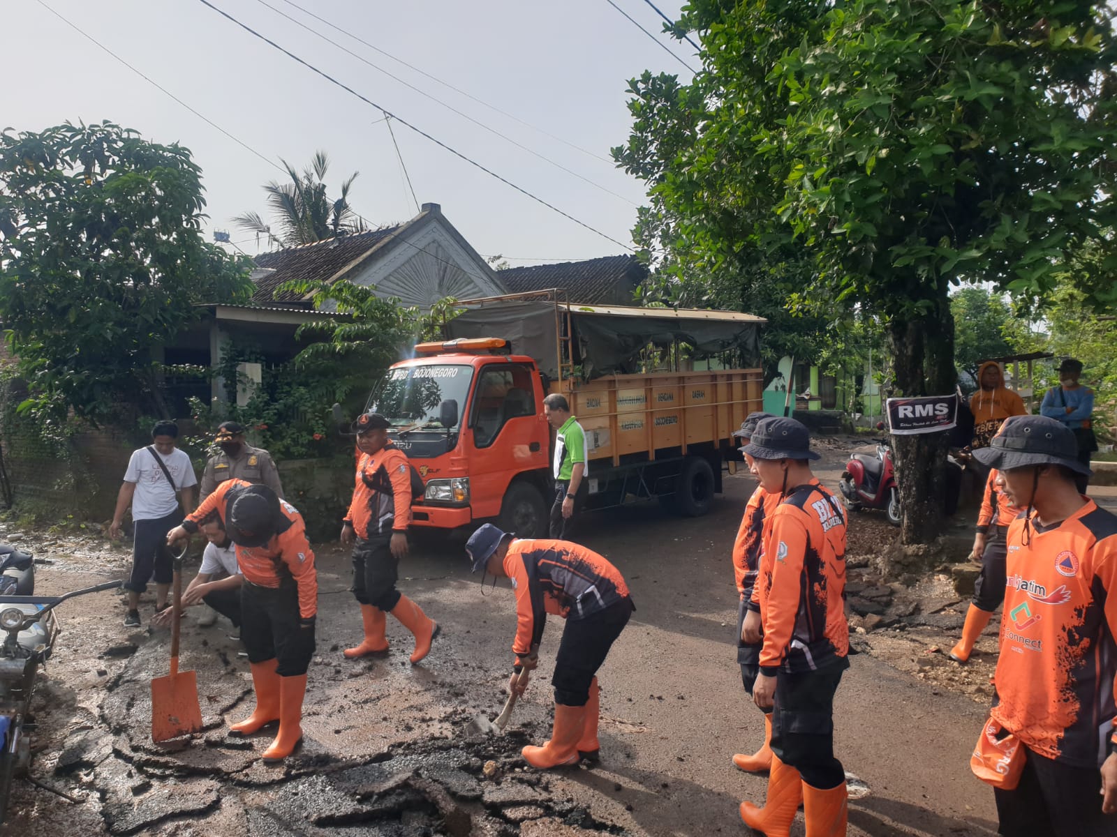 Kerja Bakti Pasca Banjir di Desa Kunci
