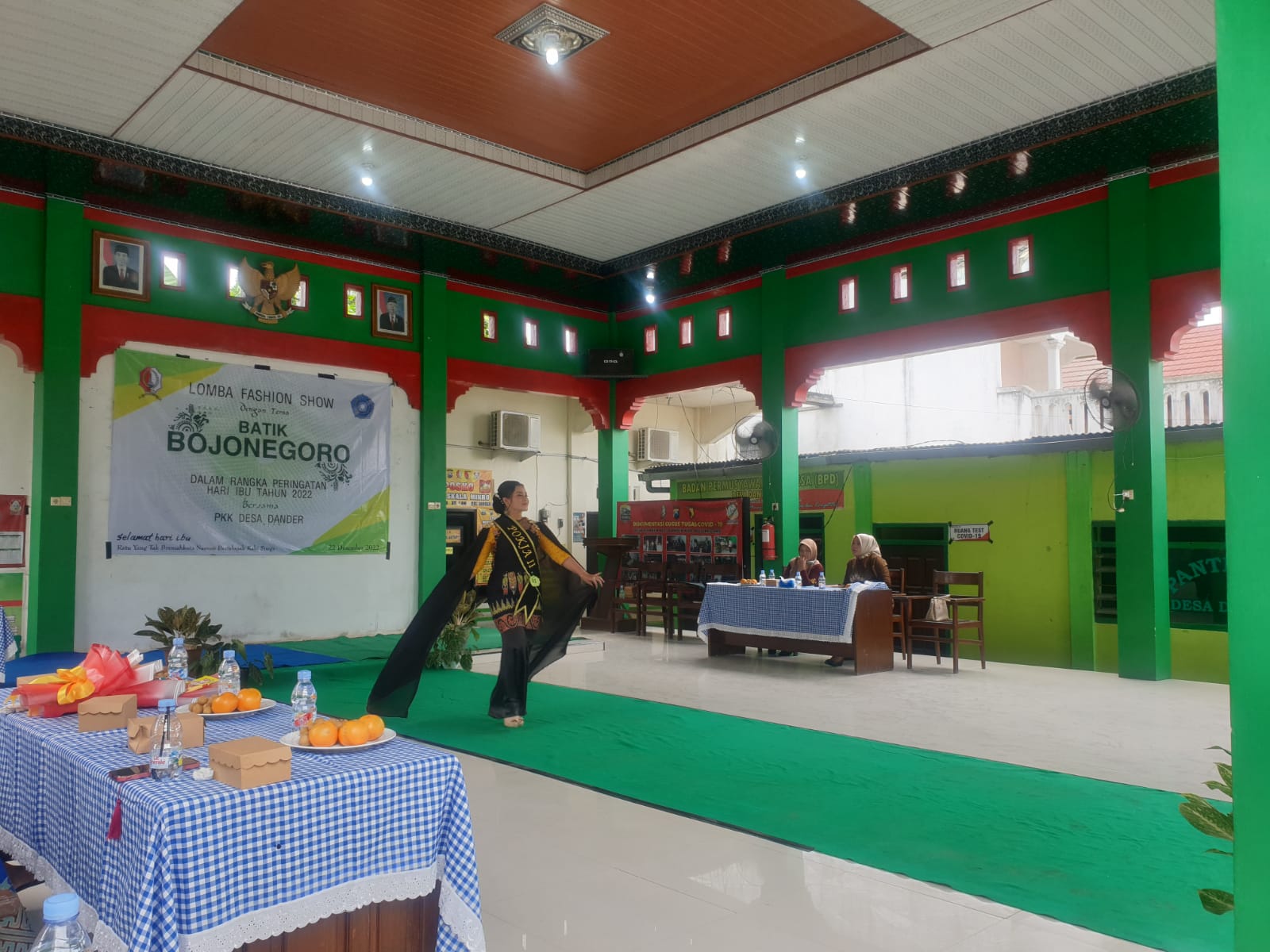Lomba Fashion Show Dalam Rangka Hari Ibu