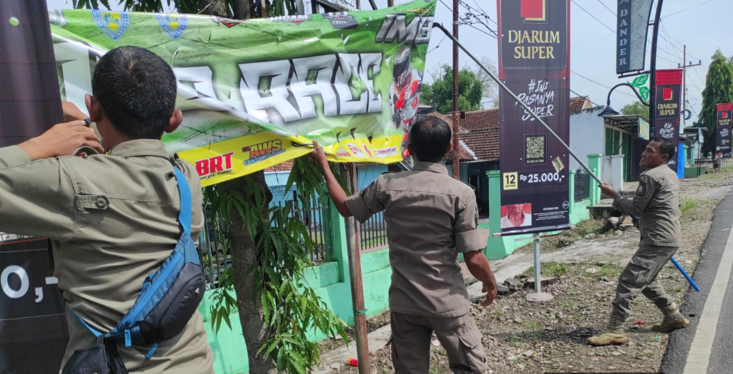 Penertiban Banner dan Spanduk di Kecamatan Dander.