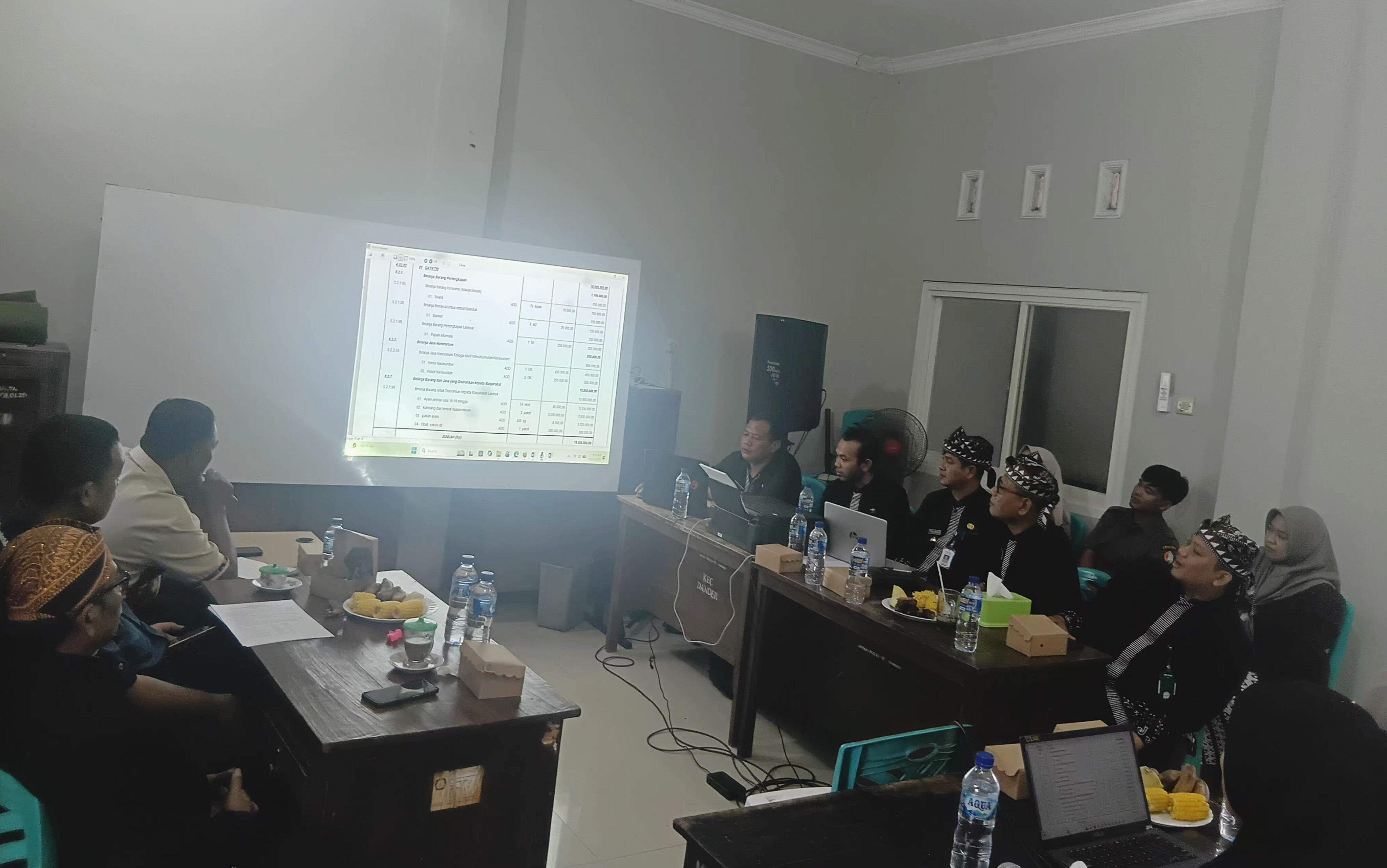 Rapat evaluasi Raperdes tentang APBDes 2026 Desa Sumberarum Kec.Dander