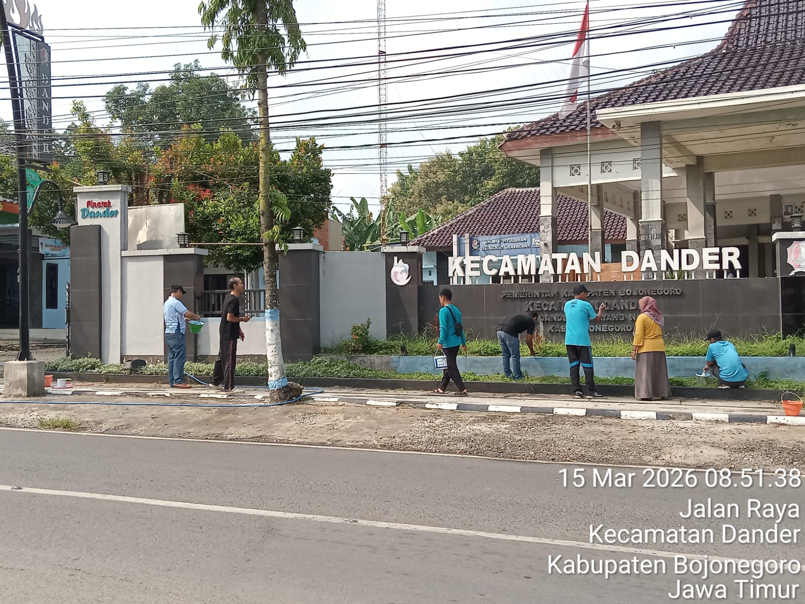 Pengecatan Biru Putih Kerjabakti Seluruh Karyawan Karyawati Kantor Kecamatan Dander.