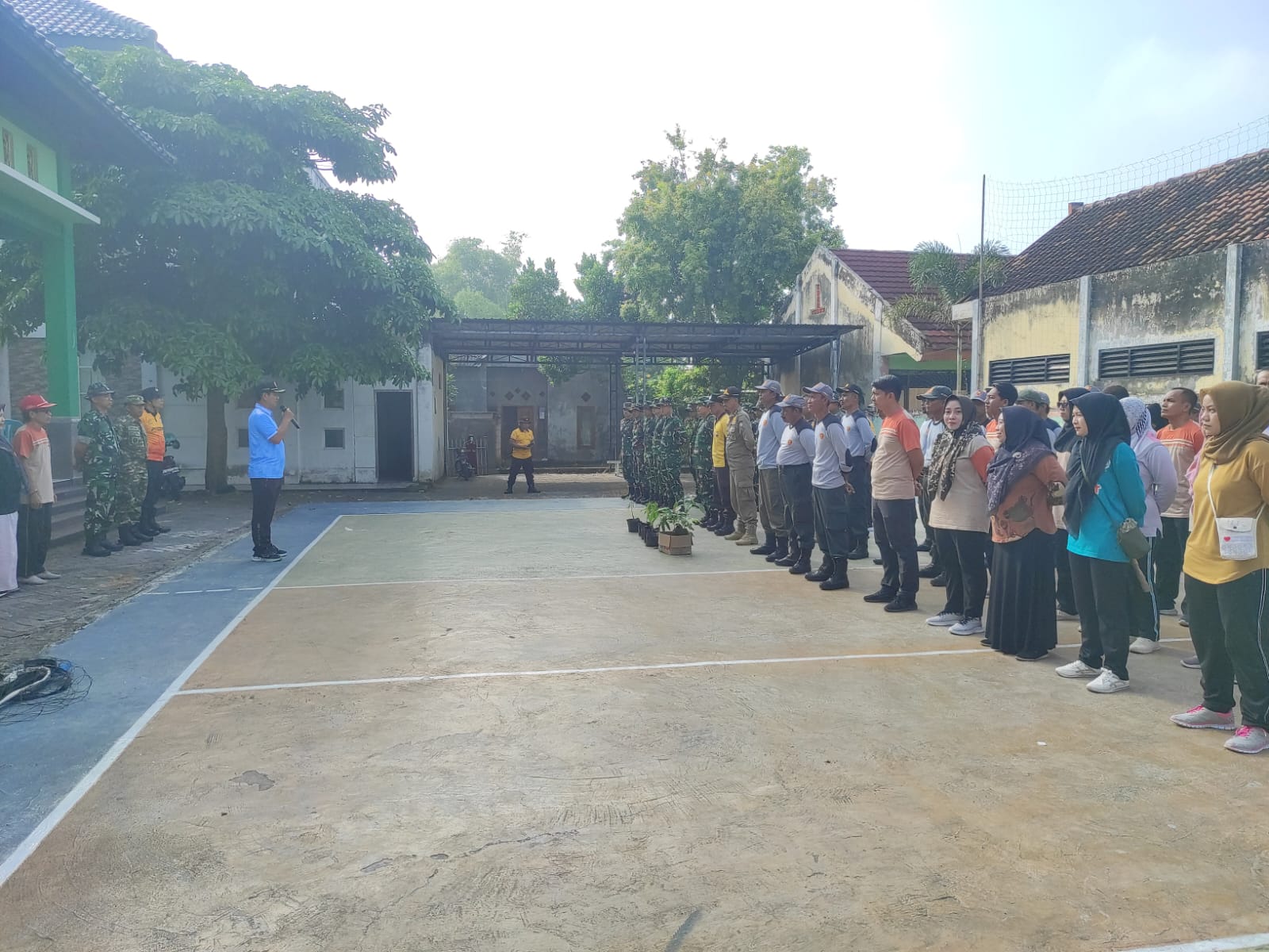 Sinergi Lintas Sektoral, Camat Dander Pimpin Aksi Bersih Lingkungan di Desa Mojoranu.